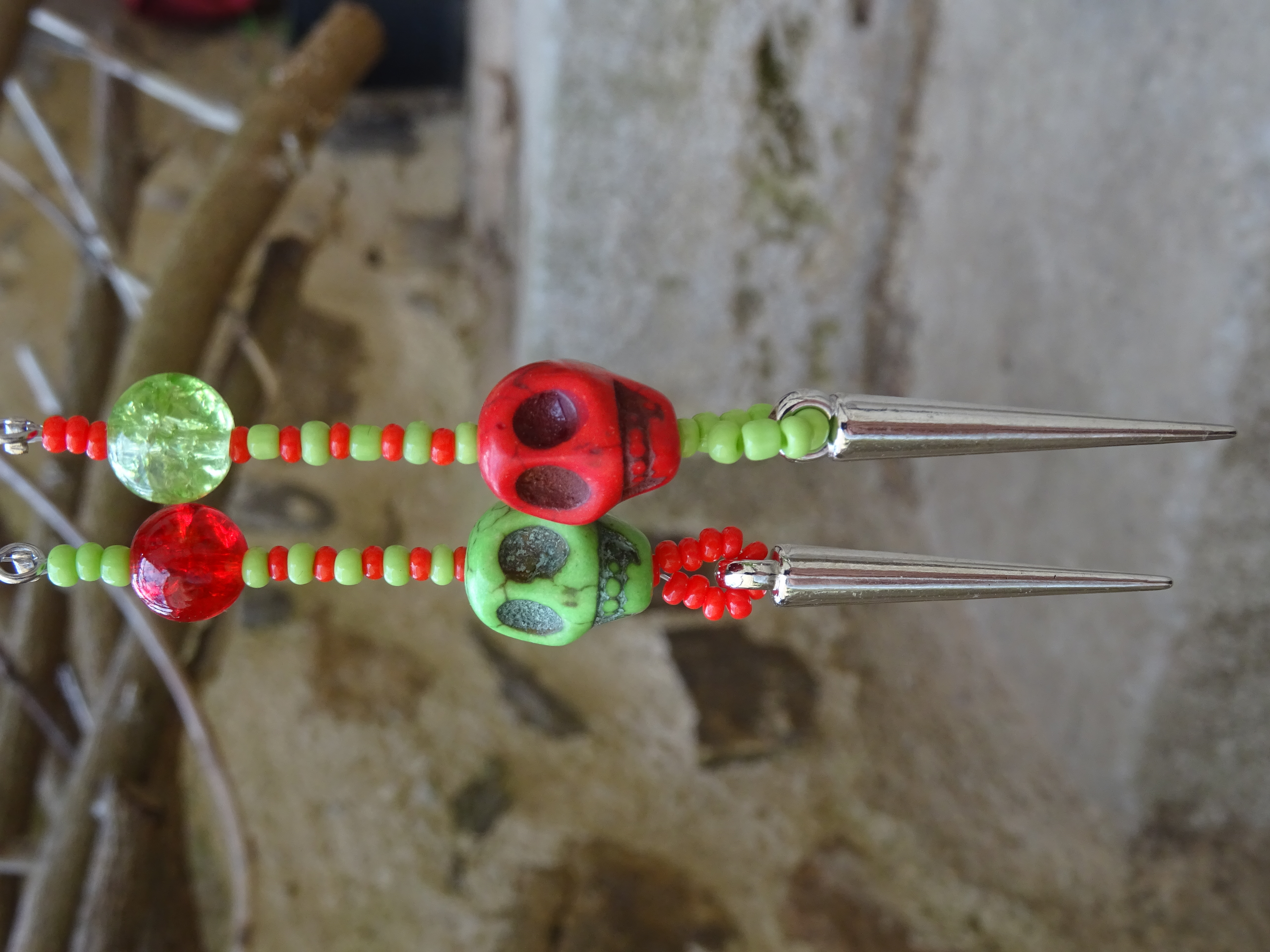 Boucles d’oreille asymétriques tête de mort en howlite