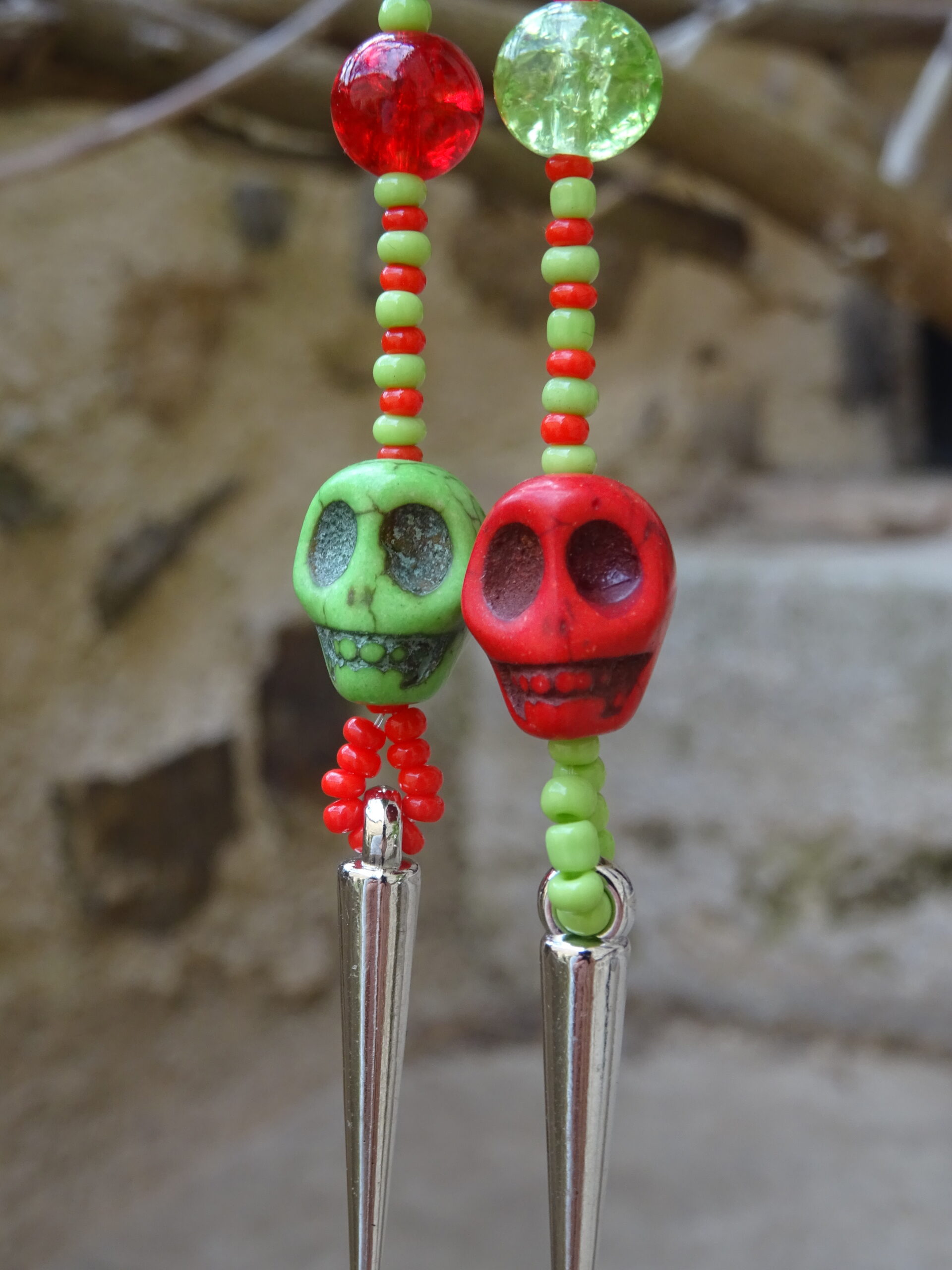 Boucles d’oreille asymétriques tête de mort en howlite