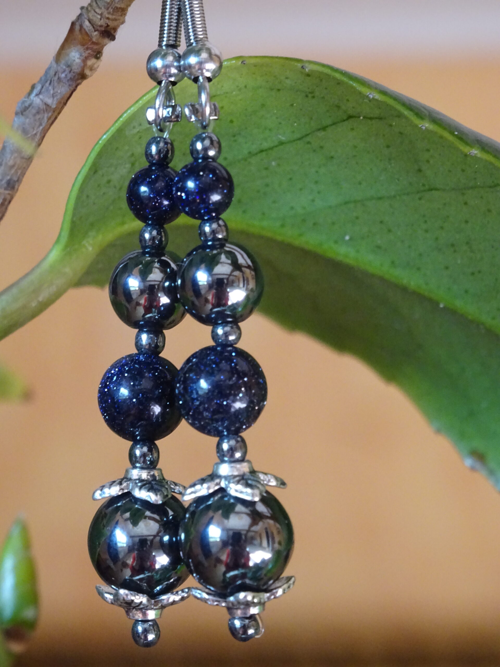 Boucles d’oreille hématite goldstone bleue – pierre de nuit