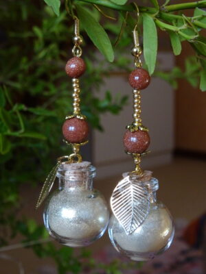 Boucles d’oreille pierre de soleil & fiole poudre dorée