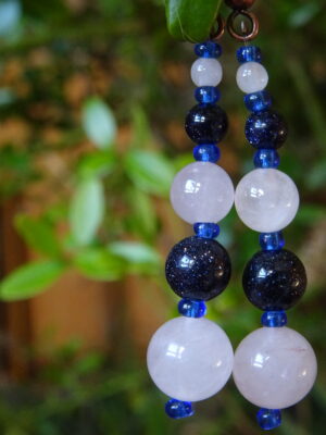 Boucles d’oreille quartz rose pierre de nuit – goldstone bleue