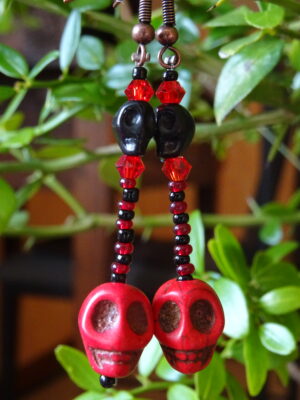 Boucles d’oreille tête de mort howlite