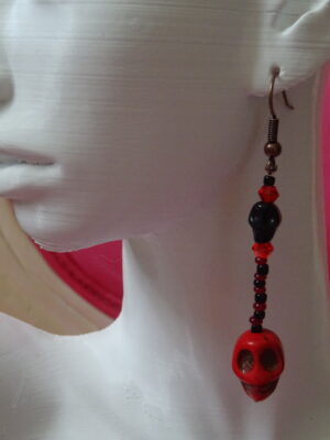 Boucles d’oreille tête de mort howlite
