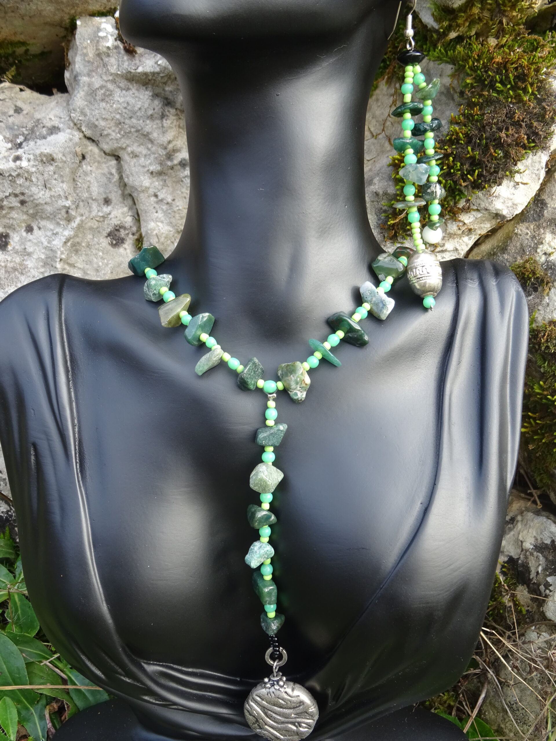 Parure – collier et boucles d’oreille – en pierre verte