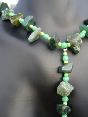 Parure – collier et boucles d’oreille – en pierre verte
