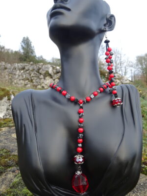 Parure – collier et boucles d’oreille – en pierre et verre