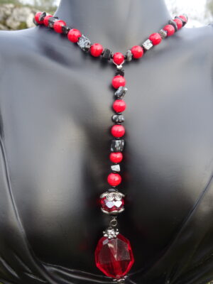 Parure – collier et boucles d’oreille – en pierre et verre