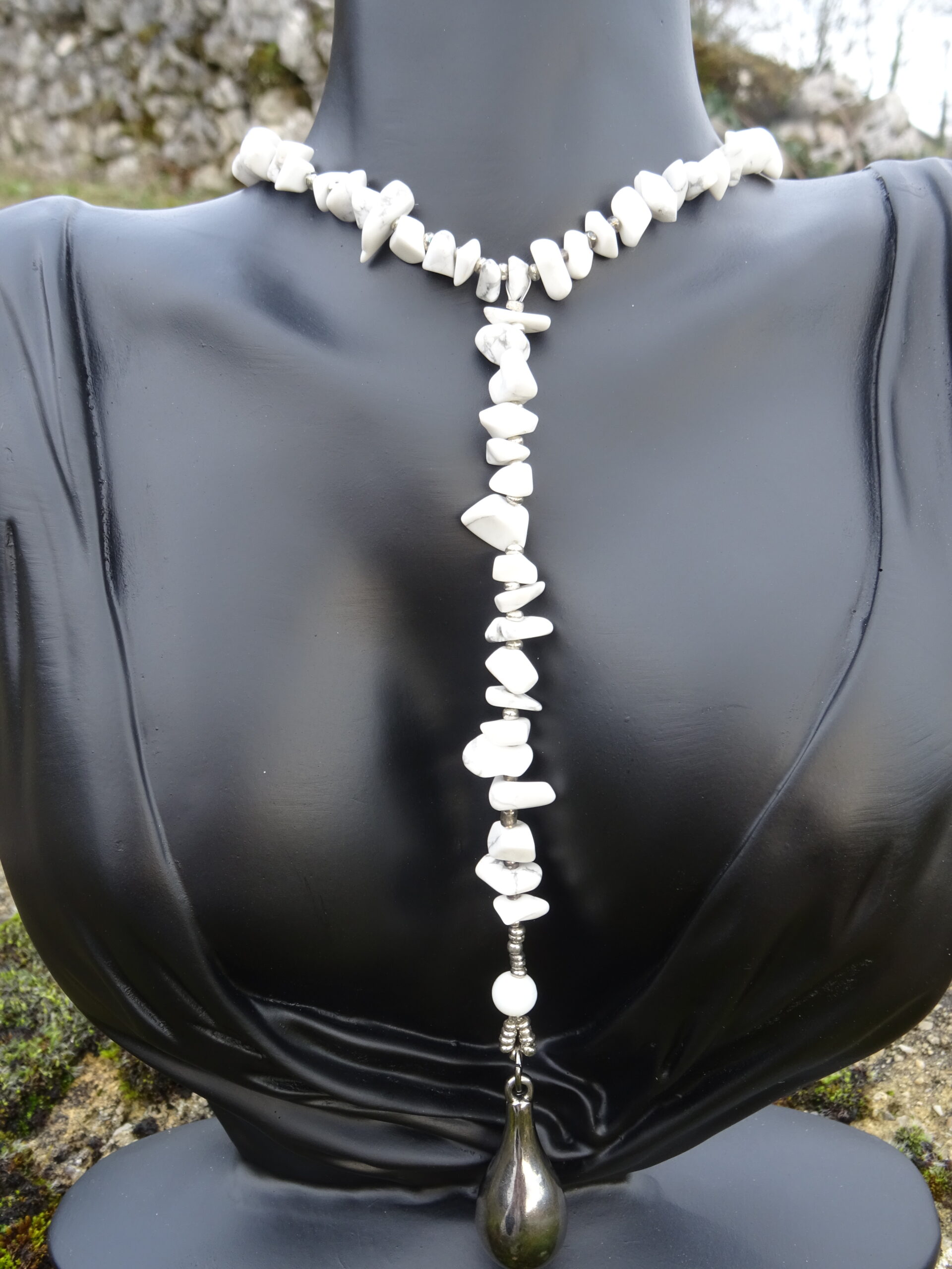 Collier en pierre blanche avec pendentif goutte