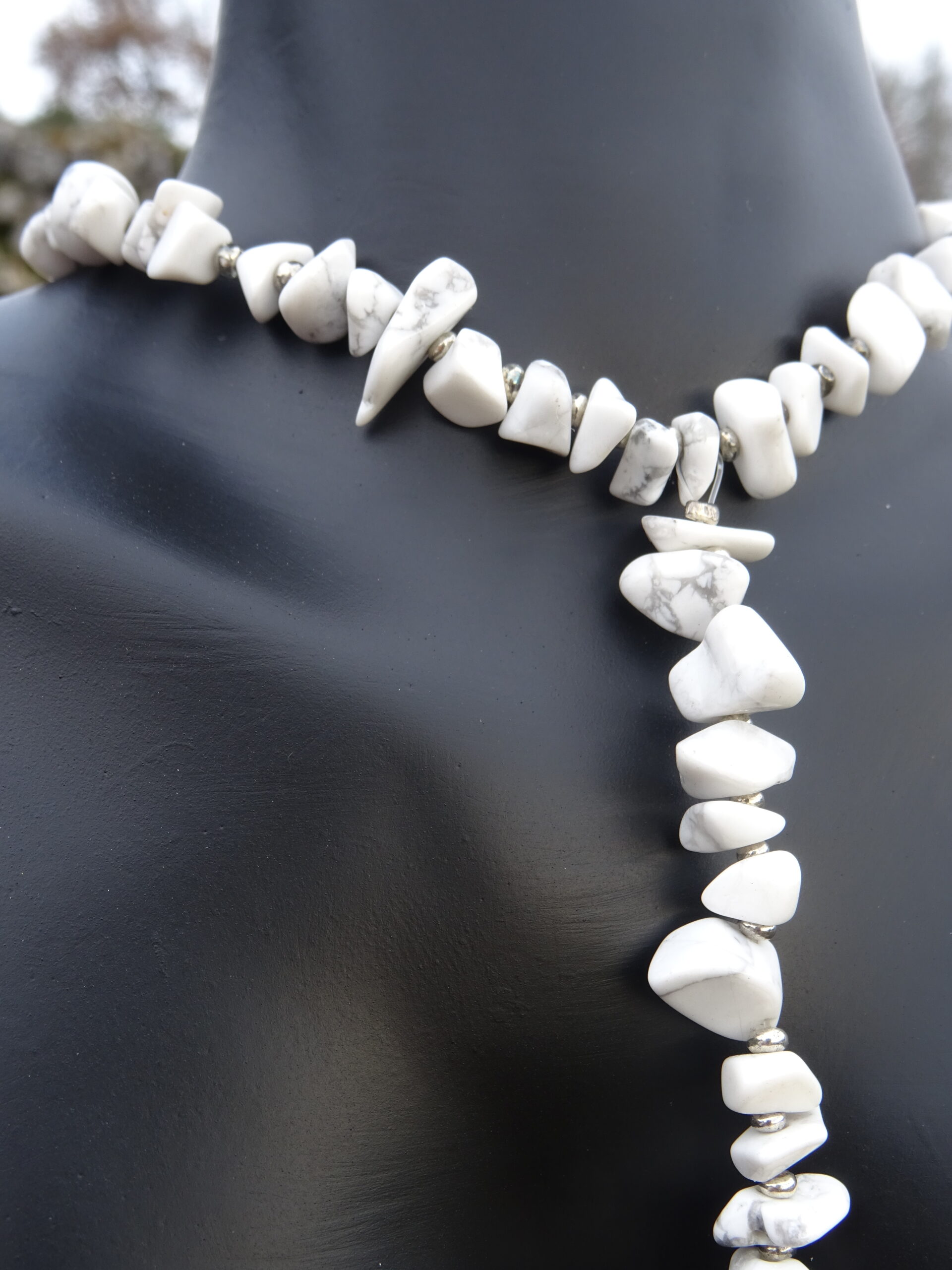 Collier en pierre blanche avec pendentif goutte