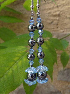 Boucles d’oreille hématite – perles en verre bleu