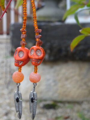 Boucles d’oreille tête de mort orange – plume & agate givrée