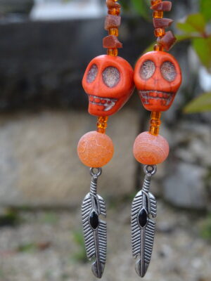 Boucles d’oreille tête de mort orange – plume & agate givrée