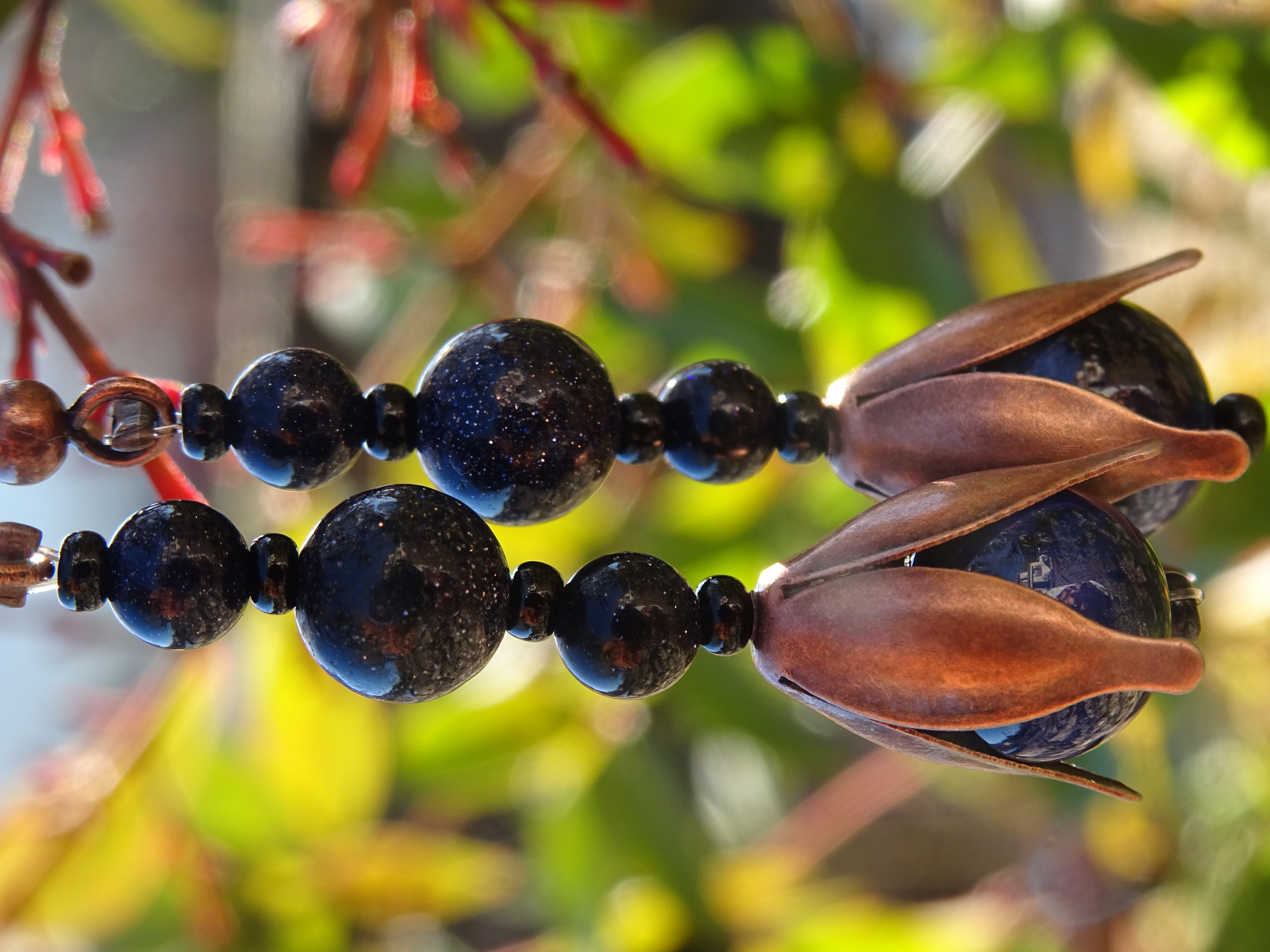Boucles d’oreille « tulipe » en pierre de nuit – goldstone bleue