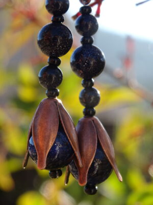 Boucles d’oreille « tulipe » en pierre de nuit – goldstone bleue