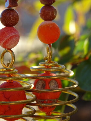 Boucles d’oreille tête de mort, pierre de soleil & agate givrée
