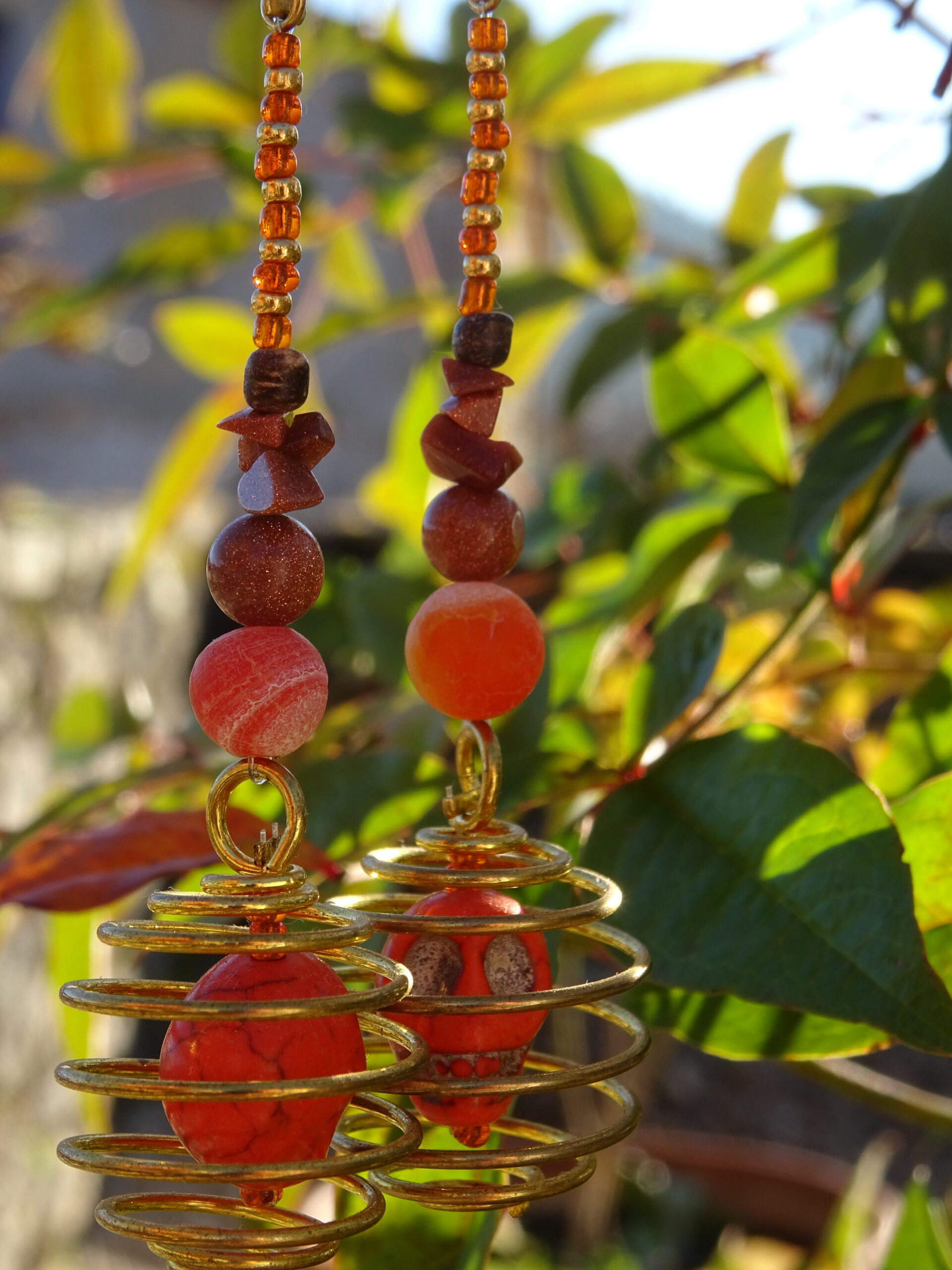 Boucles d’oreille tête de mort, pierre de soleil & agate givrée