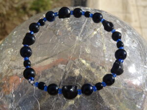 Bracelet tête de mort howlite & œil de tigre bleu