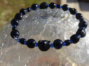 Bracelet tête de mort howlite & œil de tigre bleu