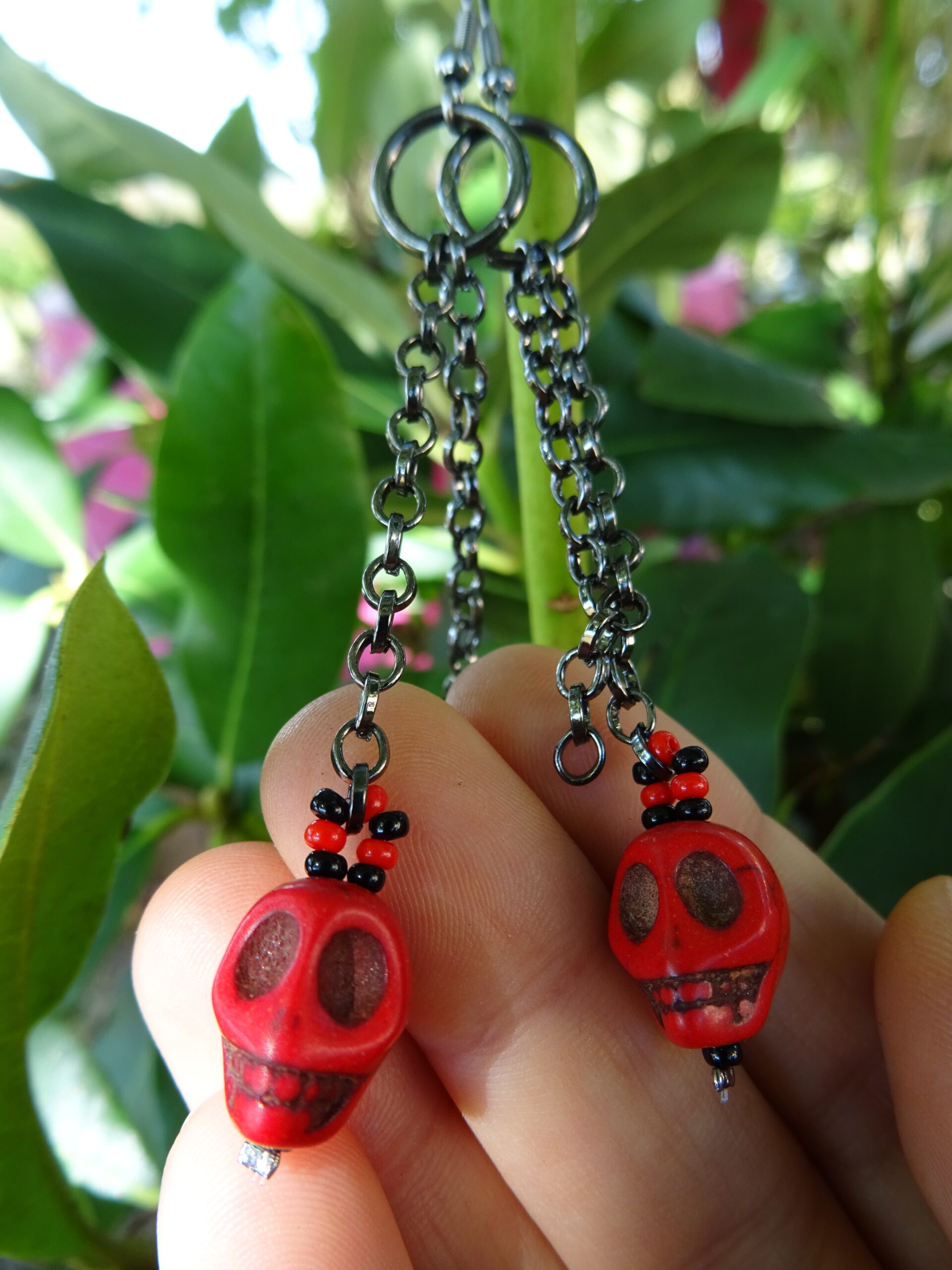 Boucles d’oreille tête de mort rouge en howlite & chaînes
