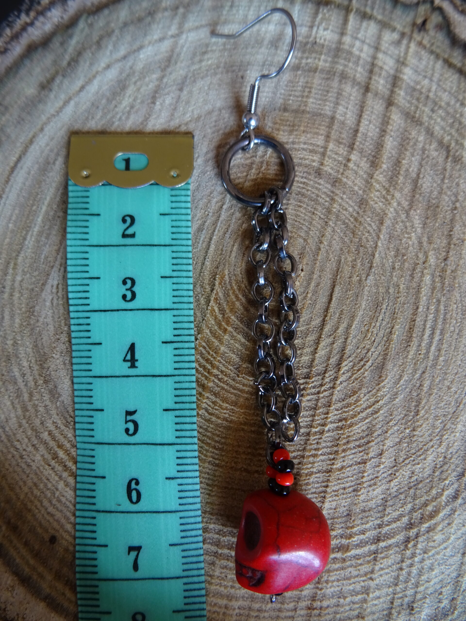 Boucles d’oreille tête de mort rouge en howlite & chaînes