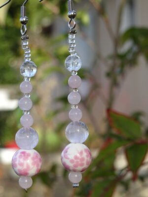 Boucles d’oreille quartz rose, cristal de roche & porcelaine fleurie