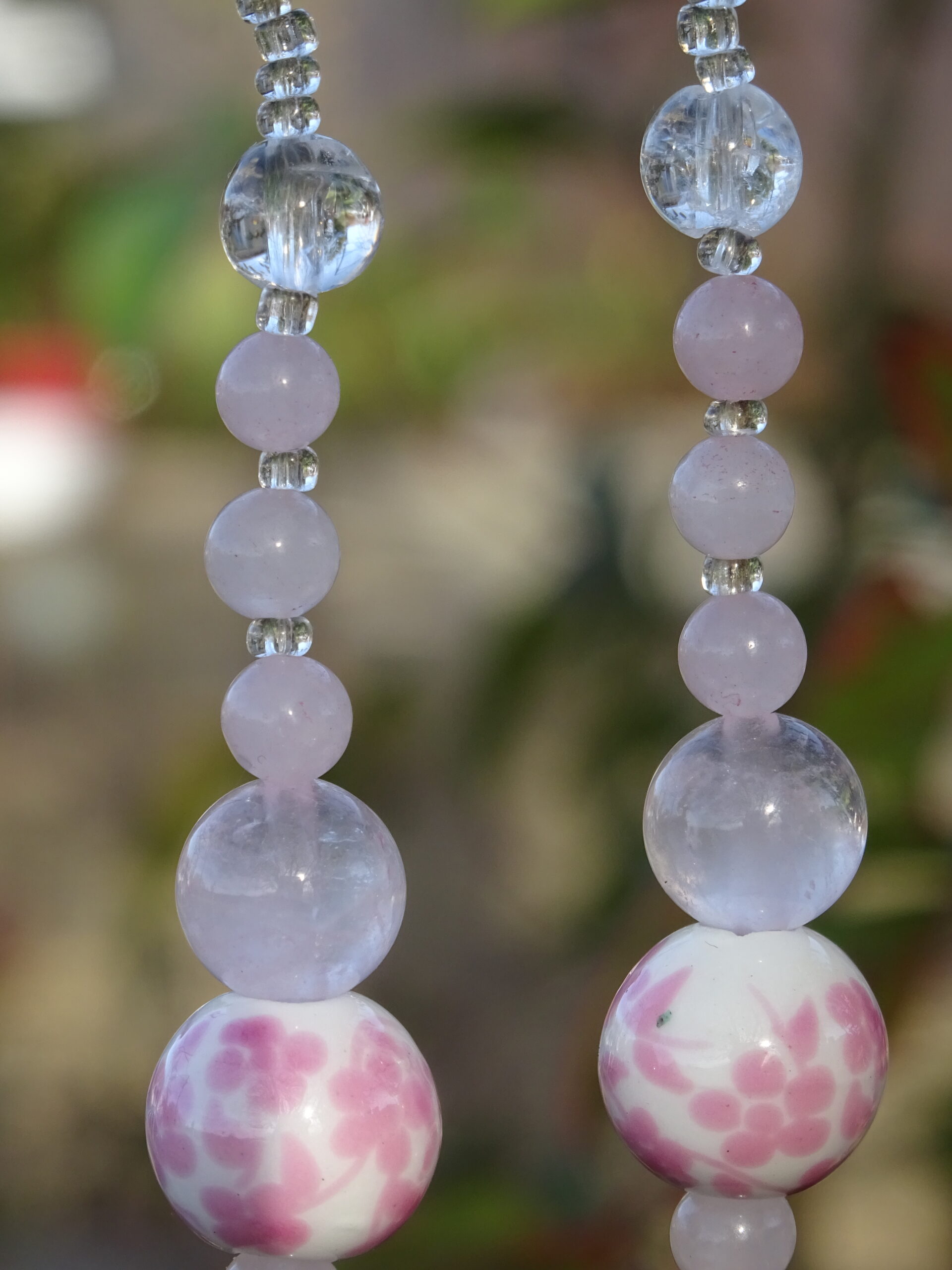 Boucles d’oreille quartz rose, cristal de roche & porcelaine fleurie