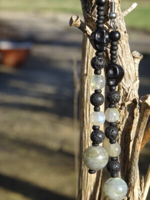 Boucles d’oreille tête de mort – labradorite – pierre de lave