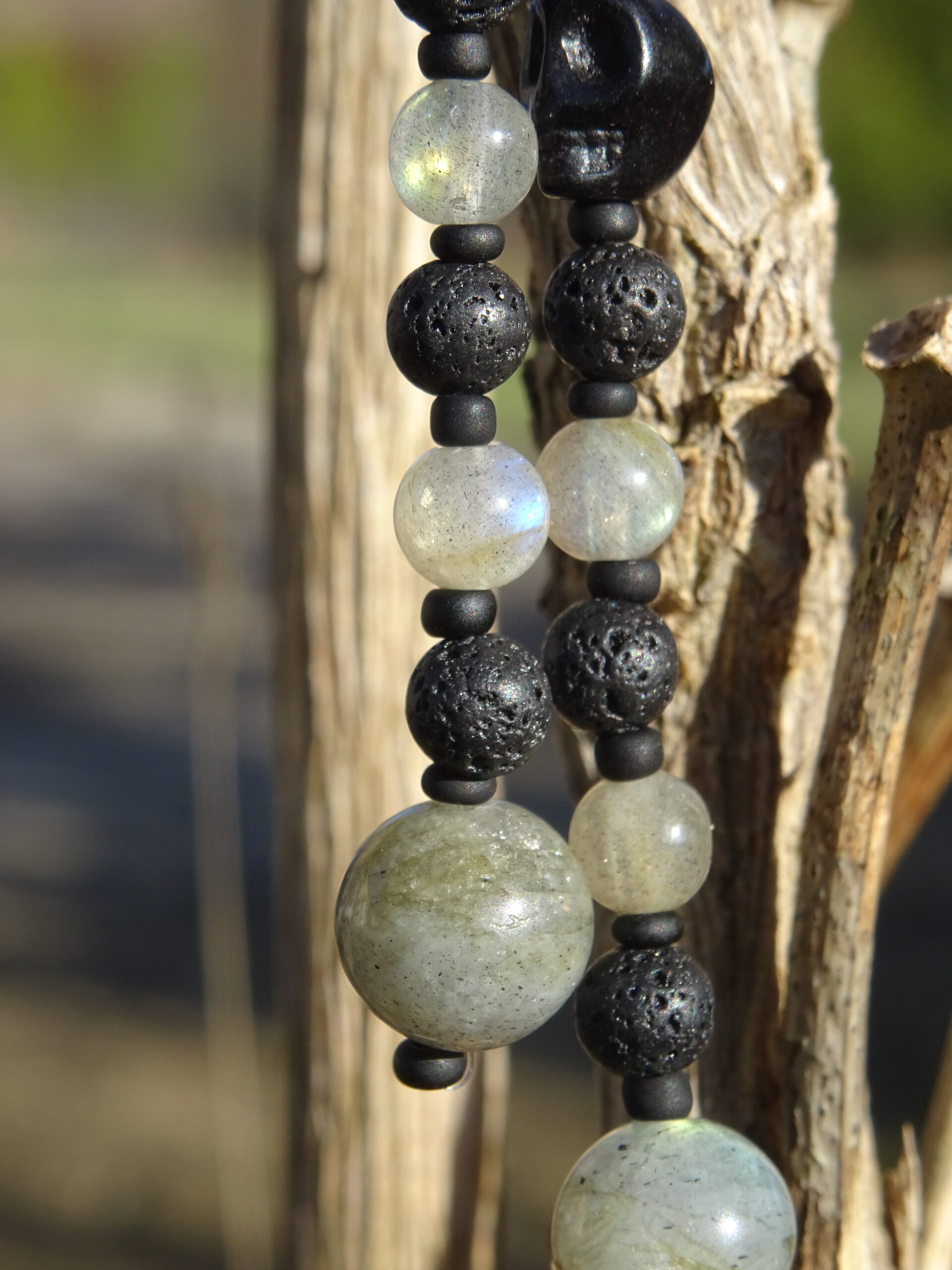 Boucles d’oreille tête de mort – labradorite – pierre de lave
