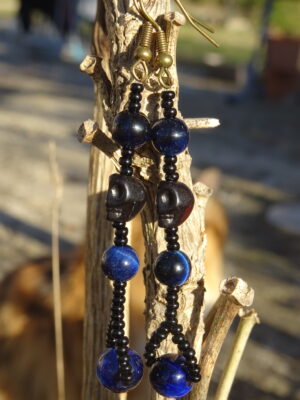 Boucles d’oreille œil de tigre bleu & tête de mort
