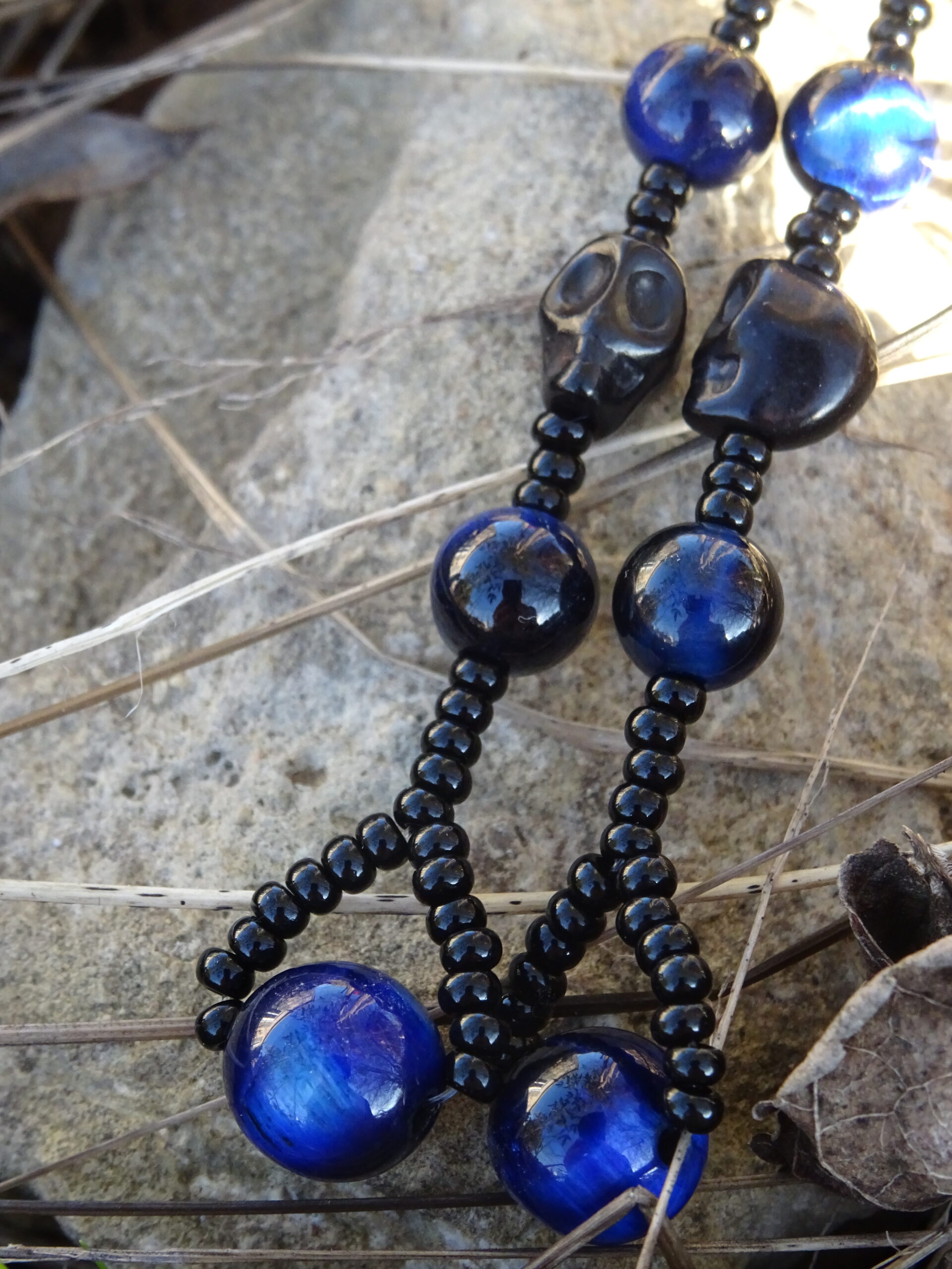 boucles d'oreille tête de mort œil de tigre bleu