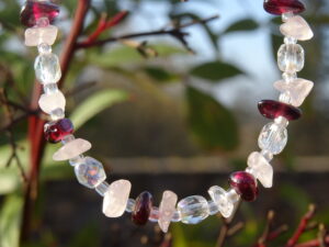Bracelet quartz rose, grenat & cristal irisé