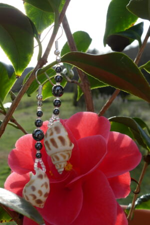 Boucles d’oreille coquillage & hématite