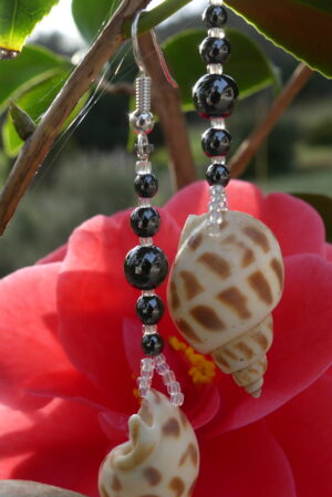 Boucles d’oreille coquillage & hématite