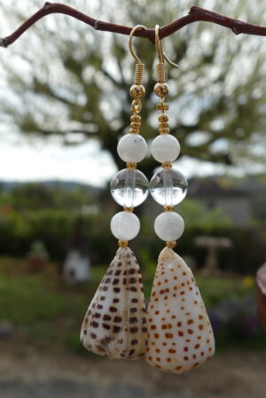 Boucles d’oreille coquillage, pierre de lune & cristal de roche