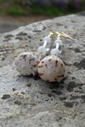 Boucles d’oreille coquillage, pierre de lune & cristal de roche