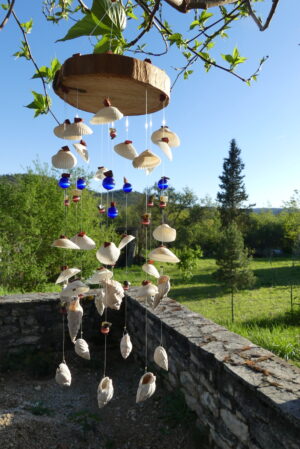 Mobile en bois, coquillages, perles en verre et pierre
