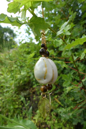 Boucles d’oreille coquillage, breloque feuille d’or et œil de tigre