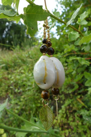 Boucles d’oreille coquillage, breloque feuille d’or et œil de tigre