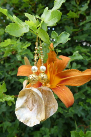 Boucles d’oreille nacre jaune breloque feuille d’or