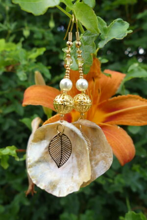 Boucles d’oreille nacre jaune breloque feuille d’or