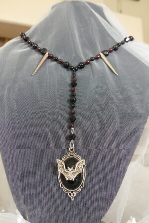 Collier gothique grenat et chauve-souris