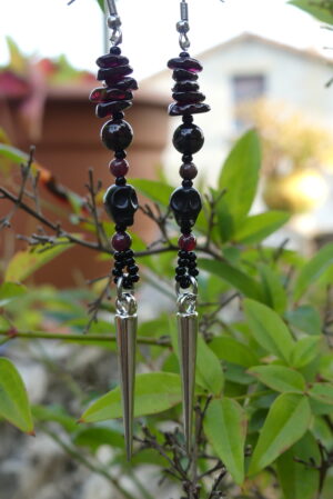 Boucles d’oreille gothiques pique acrylique & grenat