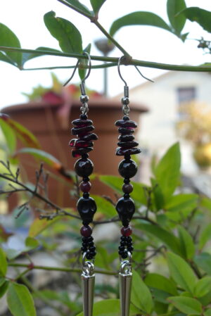 Boucles d’oreille gothiques pique acrylique & grenat